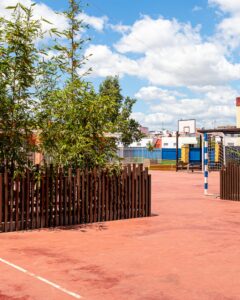 Equipo docente analizando el diseño de un patio escolar desde una perspectiva pedagógica