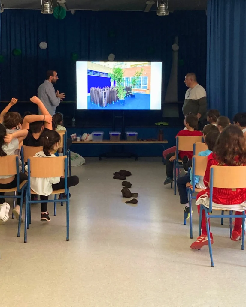Equipo docente analizando la mejora del patio escolar dentro del proyecto educativo